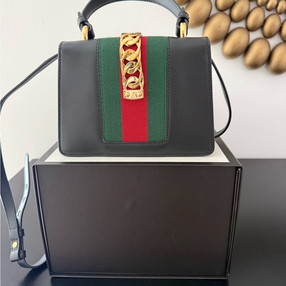 Gucci Black Crossbody Bag with Green and Red Accents - Picture 2 of 3